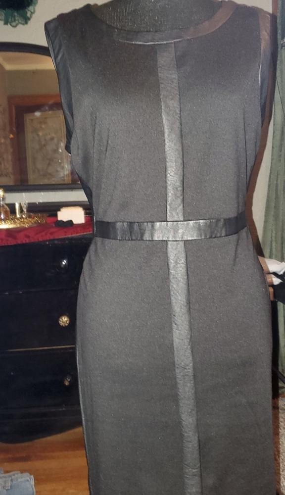 ROZ AND ALI MODERN BLACK DRESS WITH FAUX LEATHER ACCENTS. SIZE 14